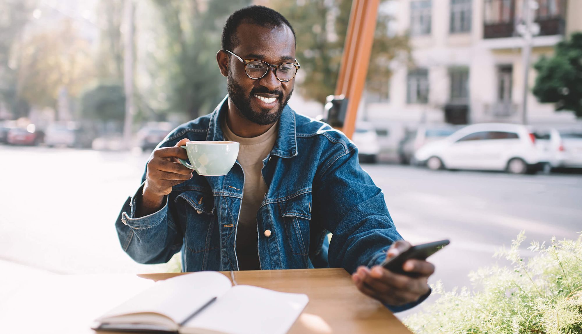 Man drinks a morning coffee and read online article